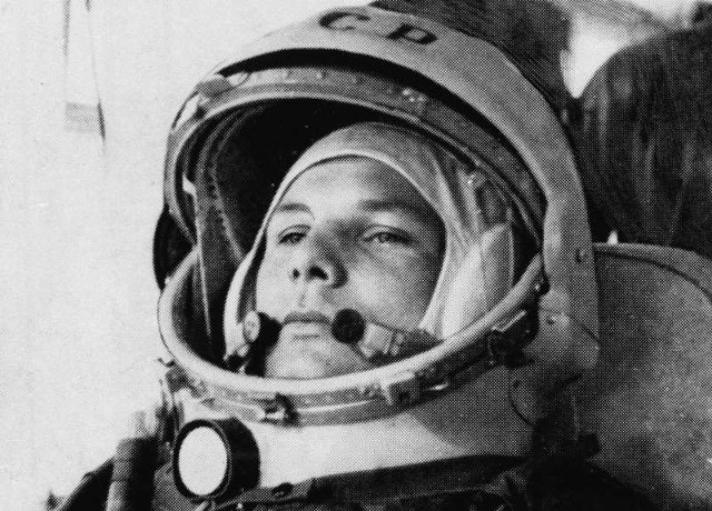 Gagarin stał się bohaterem we wszystkich krajach "demoludów&#8221;, ale triumfalne podróże odbył w 1961 roku po niemal całej Europie. Na zdjęciu pozdrawia wiwatujące tłumy przed ambasadą rosyjską w Londynie.
