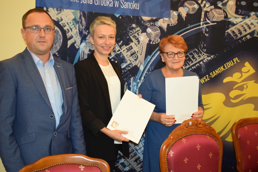 Umowę na budowę CSM podpisali Elżbieta Cipora, rektor PWSZ w...