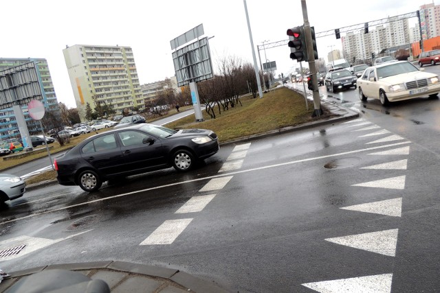 - Trwa montaż tablic Systemu Informacji Pasażerskiej. W związku z robotami przyłączeniowymi w pobliżu niektórych przystanków planuje się krótkie około 20 minutowe wyłączenia sygnalizacji świetlnych - informuje Miejski Zarząd Dróg w Toruniu. Krótkotrwałych utrudnień w pobliżu przystanków trzeba się spodziewać w piątek, 6 sierpnia i w poniedziałek, 9 sierpnia.