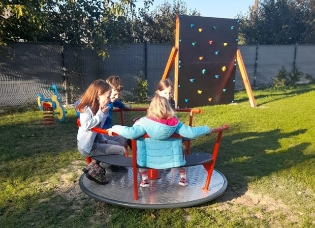Dzieci już korzystają z nowego placu zabaw, który powstał dzięki wsparciu Fundacji Orlen