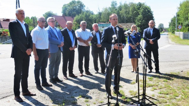 Wiceminister infrastruktury Rafał Weber i poseł Zbigniew Chmielowiec  wręczyli w piątek symboliczny czek burmistrzowi Nowej Dęby na termomodernizację szkoły w Alfredówce.