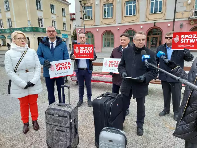 W konferencji KWW Spoza Sitwy wzięli udział kandydaci na radnych oraz kandydat na prezydenta Jarosław Galej.