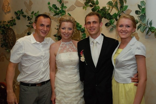 Tomasz Walat (z lewej) i jego wybranka Ania (z prawej) w czerwcu bawili się na ślubie Przemka Stąporskiego i jego wybranki Julity.