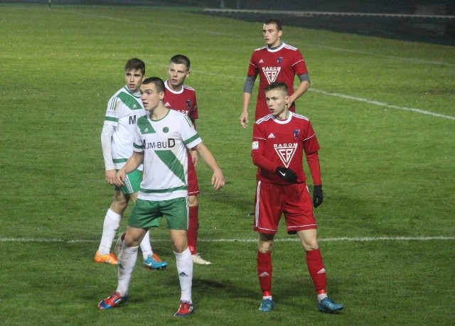 W październiku piłkarze Broni (czerwone stroje) pokonali Centrum 4:1. Obie drużyny zagrają w kwietniu na Mazowszu