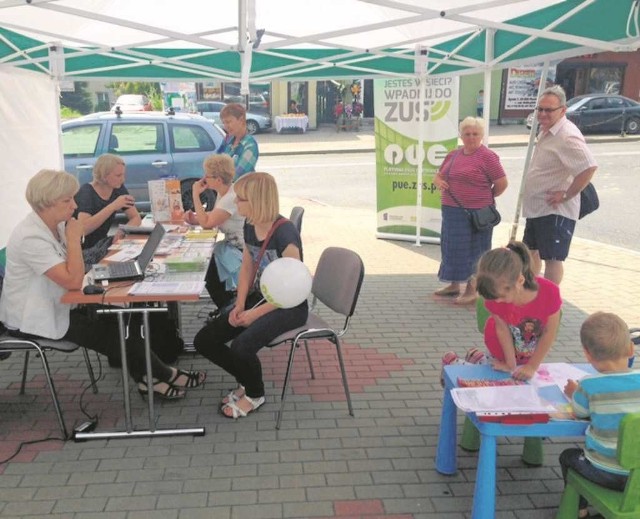 Pod namiotem jest kącik zabaw dla maluchów