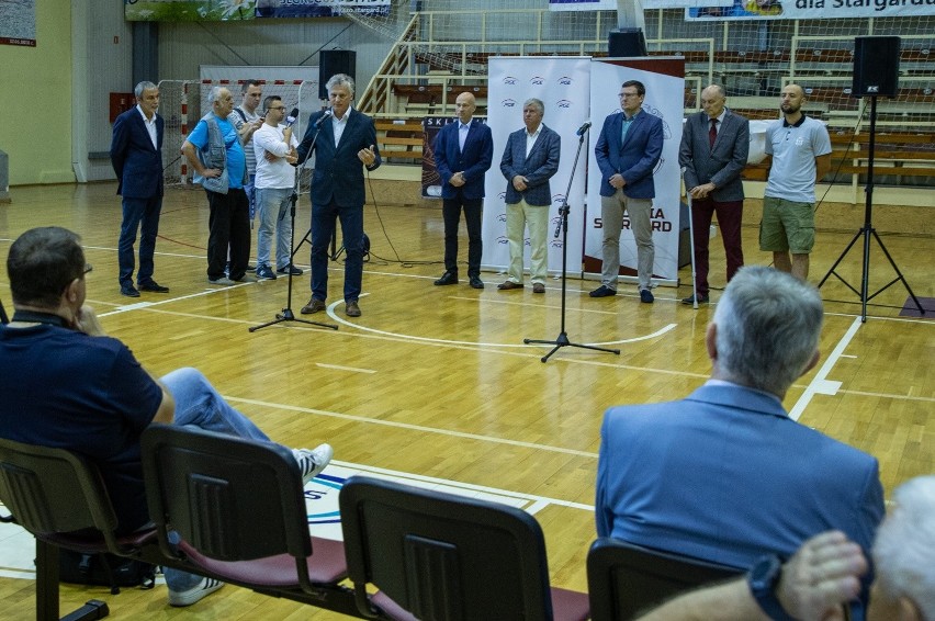 Konferencję prasową zorganizowano w hali Ośrodka Sportu i...