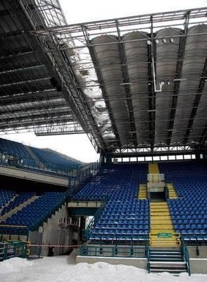 Na trybunie stadionu Wisły od strony Błoń lód uszkodził część dachu Fot. ZIKiT