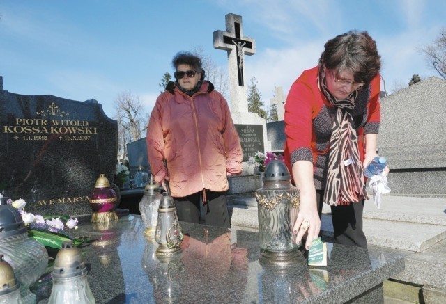 Przed Wszystkimi Świętymi pomnik był zarzucony ulotkami - opowiada Maria Kossakowska, która z mamą Anną Leonowicz sprzątała wczoraj rodzinny grób. - To nie jest miejsce na reklamę.