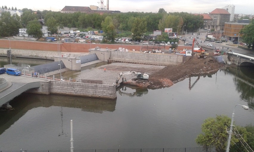 Wrocław: Remont jazu w centrum miasta. Dzisiaj wpuścili do niego wodę (ZDJĘCIA)