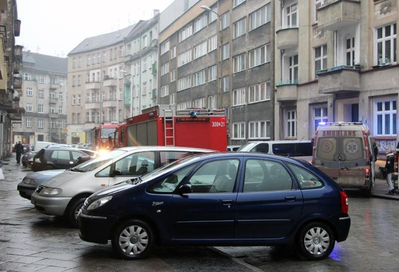 Wrocław: Straż pożarna i pogotowie przy Barlickiego