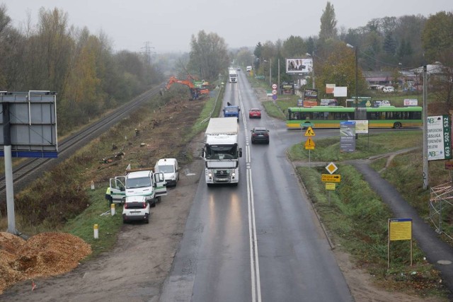 Pod koniec października rozpoczęła się przebudowa ulicy Gdyńskiej w Koziegłowach, na odcinku od granic Poznania do oczyszczalni ścieków. Prowadzone są roboty poza pasem drogowym, wycinane są między innymi drzewa i krzewy pomiędzy ulicą Gdyńską a torami kolejowymi (trasa Poznań - Wągrowiec). Wprowadzono też ograniczenie prędkości i zakaz wyprzedzania na przebudowywanym odcinku