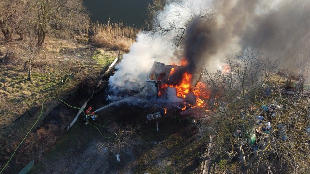 Płonęła altana ogrodowa nad Odrą w Kostrzynie. Pożar wybuchł w pobliżu budowy nowego mostu kolejowego.