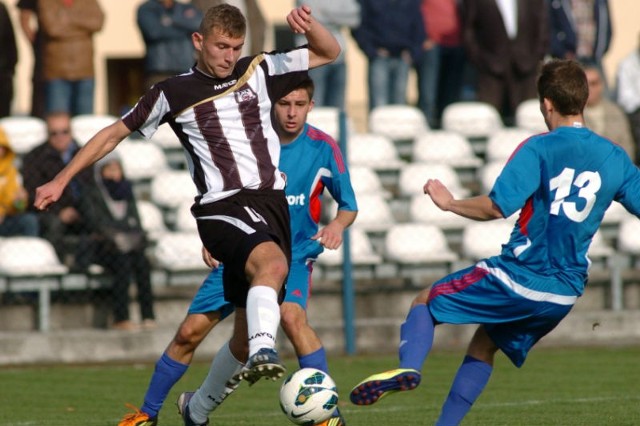 Ireneusz Brożyna (z piłką) w rundzie wiosennej być może zagra w I lidze.