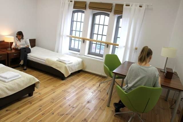 Przestronne pokoje, w prostej estetyce to atuty miejskiego hostelu w Młynach Richtera