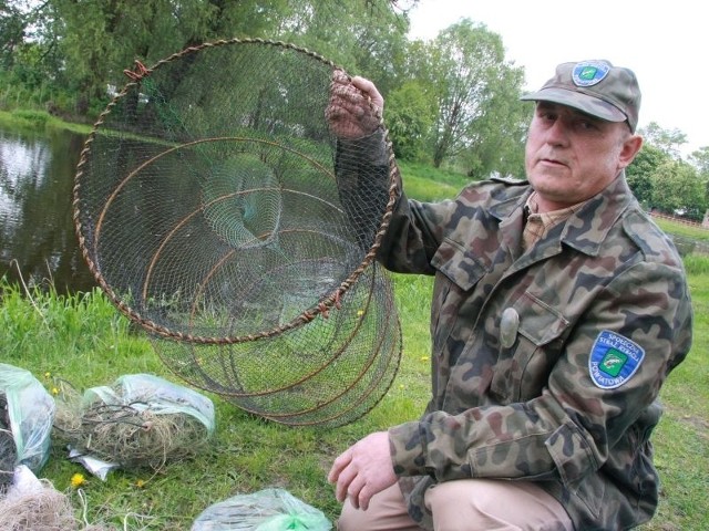 - Za pomocą takich sieci kłusownicy trzebią ryby w naszych akwenach - mówi Edward Kurzyński, komendant powiatowy społecznej straży rybackiej.
