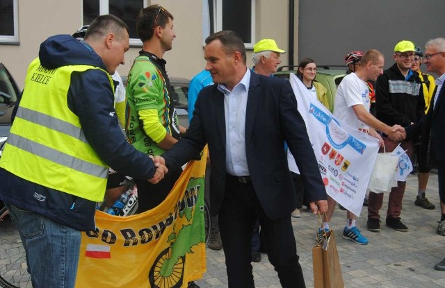 Burmistrz Włoszczowy Grzegorz Dziubek powitał w piątek przed Urzędem Gminy Europejską Sztafetę Dobroci. .