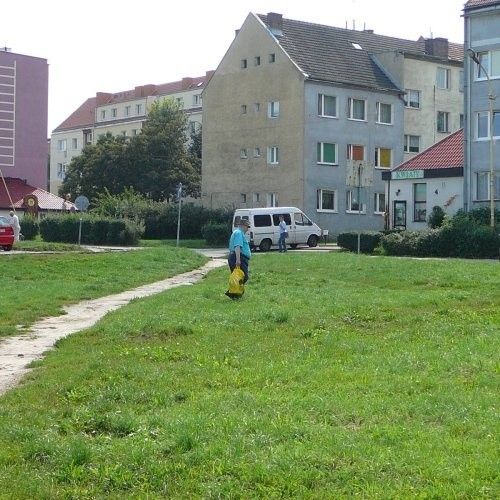 Spór toczy się wokół tego placu w sercu stargardzkiego starego miasta. Na razie wszyscy się kłócą, a pusty plac nadal porasta bujna trawa.