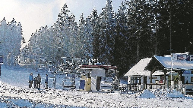 Ośrodek narciarski w Zlatych Horach leży najbliżej polskiej granicy. Armatki śnieżne pracują tu pełną parą. A miejscowa gmina szuka dla ośrodka nowego właściciela.