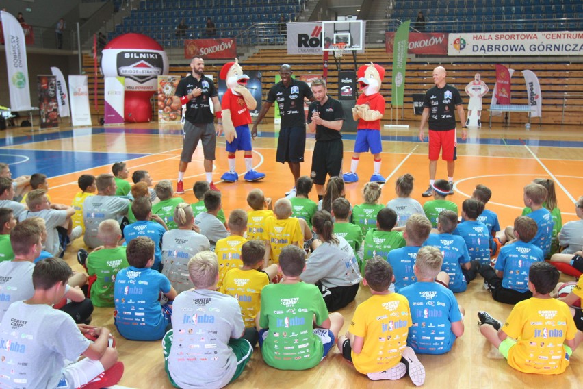 Marcin Gortat trenuje dzieci na Marcin Gortat Camp w...