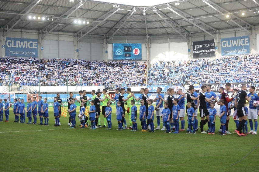 Fani Ruchu wypełniają po brzegi trybuny stadionu Piasta...