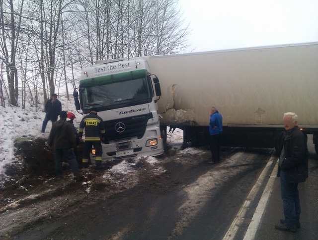 Około godz. 9 między Gostkowem a Dąbiem Tir wpadł w poślizg i zablokował drogę.