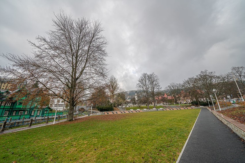 Krynica-Zdrój. Park Dukieta w jesiennej scenerii. Tak wygląda kilka miesięcy po remoncie [ZDJĘCIA]