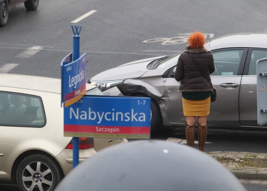 Wypadek na Legnickiej.  Kobieta wjechała na skrzyżowanie na czerwonym, samochody blokują przejazd [ZDJĘCIA]