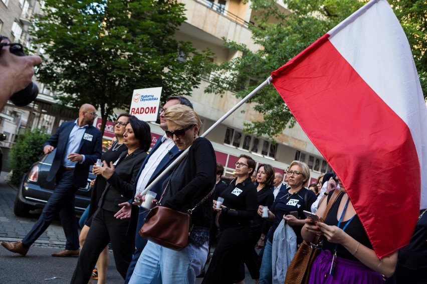 Łańcuch Światła w Warszawie [ZDJĘCIA] Demonstracja przed Pałacem Prezydenckim i marsz przed Sejm