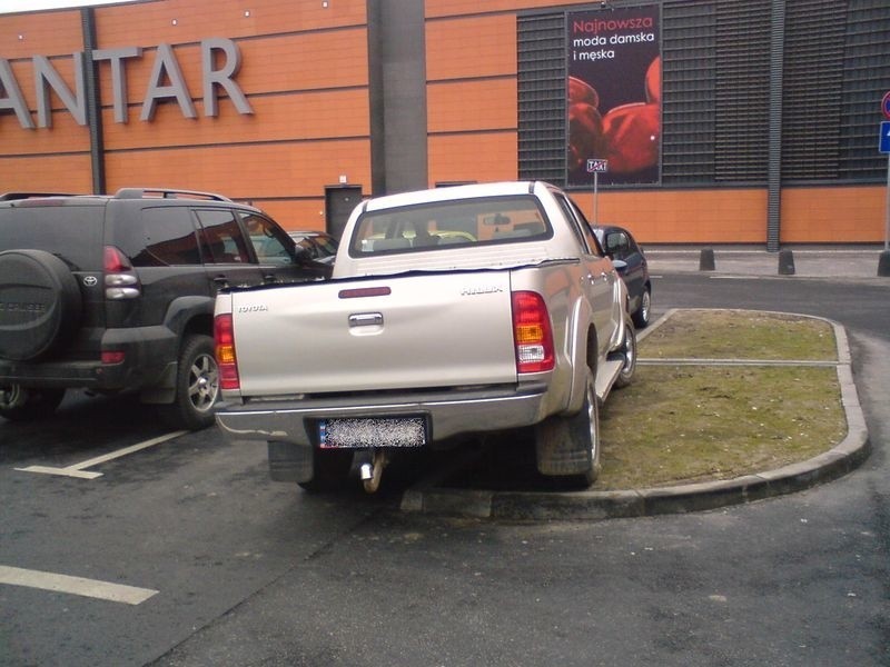 Toyota nieprawidłowo zaparkowana przez Jantarem.