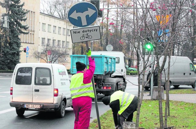 Na wielu ulicach Radomia pojawiły się już tabliczki, informujące o zniesieniu zakazów czy nakazów jazdy dla rowerzystów. Ostatnio stawiano taką na skrzyżowaniu ulic Kelles-Krauza i 25 Czerwca.