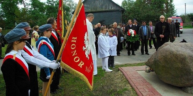 Ksiądz Hubert Szryt poświęcił obelisk, przy którym wartę zaciągnął poczet sztandarowy Szkoły Podstawowej w Okole imienia Legionów Polskich.