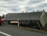 Ciężarówka wypadła z drogi na S3 koło Świebodzina