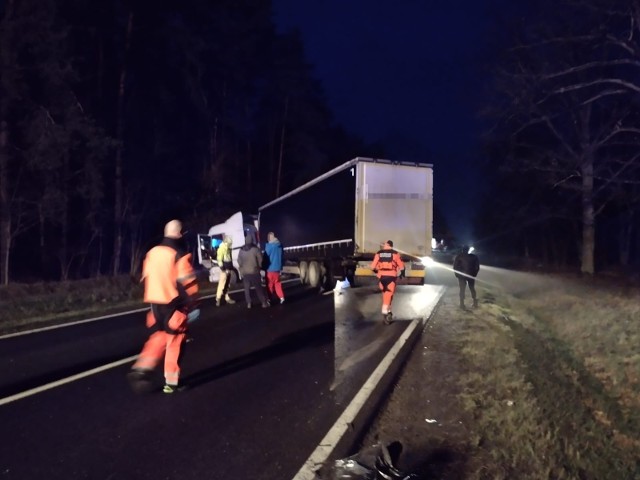 W miejscowości Cierpice w pow. toruńskim zderzyły się cztery pojazdy - dwa samochody osobowe, bus oraz ciężarówka.