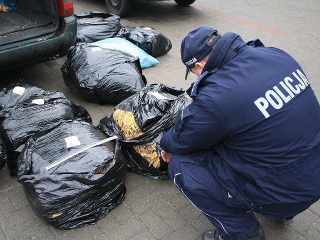 W samochodzie 40letniej kobiety policjanci znaleźli ponad 100 kg nielegalnego tytoniu