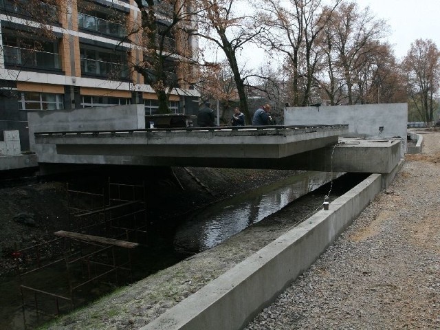 Nie jest jeszcze gotowy nowy mostek nad Silnicą.