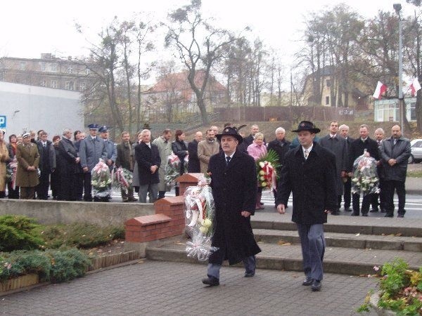 W Szubinie najpierw była uroczysta akademia, potem   delegacje złożyły wieńce pod pomnikiem upamiętniającym  tych co walczyli za wolność Ziemi Szubińskiej. Na zdjęciu  kwiaty idzie złożyć pod pomnik delegacja Szubińskiego  Bractwa Kurkowego.