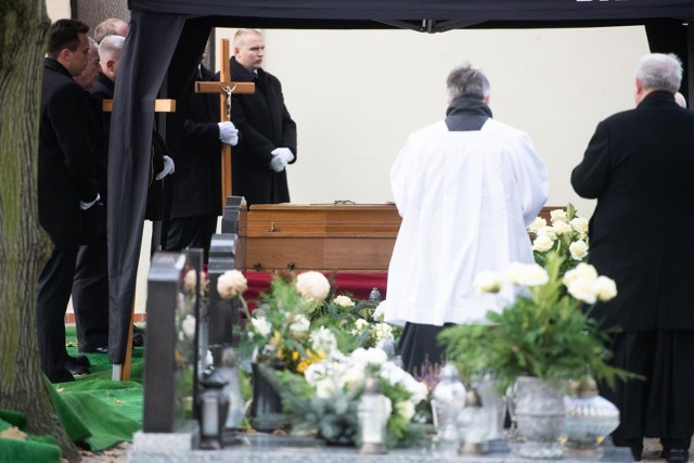 Abp Stanisław Gądecki nie chciał odpowiedzieć na pytanie czy faktycznie poznańska katedra miała być miejscem pochówku abpa Juliusza Paetza. Jednak jak mówią nasi rozmówcy, taka lokalizacja była poważnie brana pod uwagę. Ostatecznie w katedrze odbyła się jedynie msza święta, utrzymywana w tajemnicy przed opinią publiczną. Pogrzeb odbył się w poniedziałek na niewielkim cmentarzu na poznańskiej Starołęce, gdzie wcześniej pochowano krewnych zmarłego arcybiskupa.