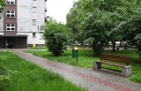 Konflikt o ławki przy wieżowcu w Kielcach. Zobacz na co skarżą się mieszkańcy   