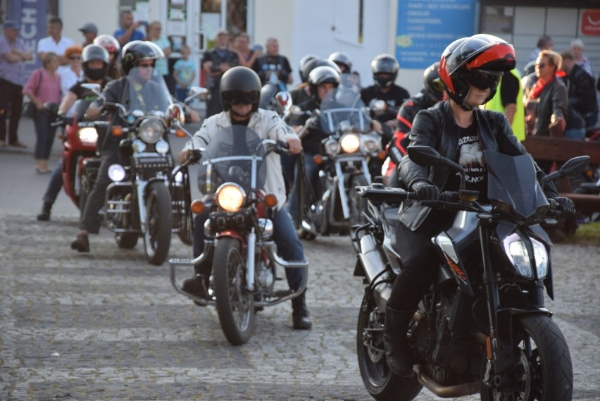 Parada motocykli podczas festynu "Spotkajmy się na św. Jakuba" w Bakałarzewie. Na rynku zaroiło się od motocykli [Zdjęcia]