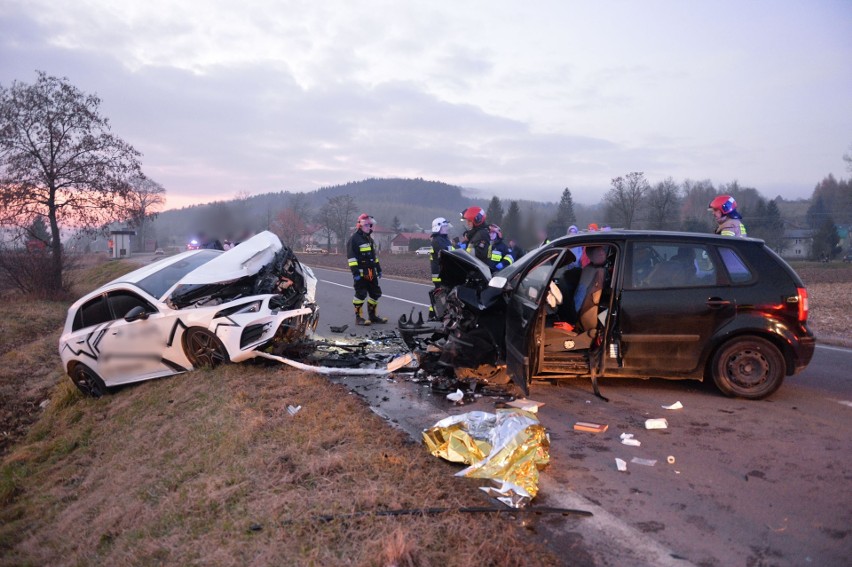 Wypadek w Ruszelczycach w powiecie przemyskim. Na DW 884 volkswagen polo czołowo zderzył się z mercedesem. Są ranni [ZDJĘCIA]