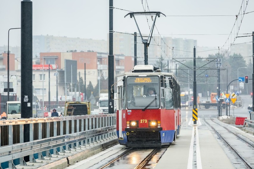 Tramwaje jeżdżą już nowym mostem tramwajowym, kierowcy...