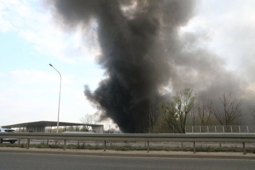 Potężny pożar niedaleko stadionu Wrocław [FILMY, ZDJĘCIA]