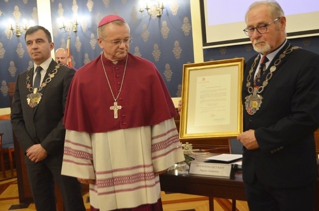 Święty Mikołaj patronem Głogowa. Biskup Tadeusz Lityński przekazał miastu specjalny dekret wydany przez Watykan.