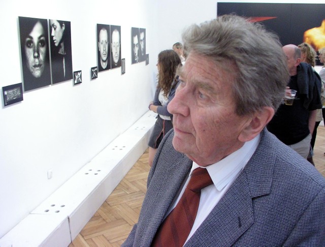 Zdzisław Beryt podczas wernisażu jednej z wystaw fotograficznych.