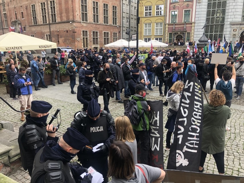 Nacjonaliści przemaszerowali ulicami Gdańska. Były asysta policji i kontrmanifestacje. Nie doszło do większych incydentów [zdjęcia]