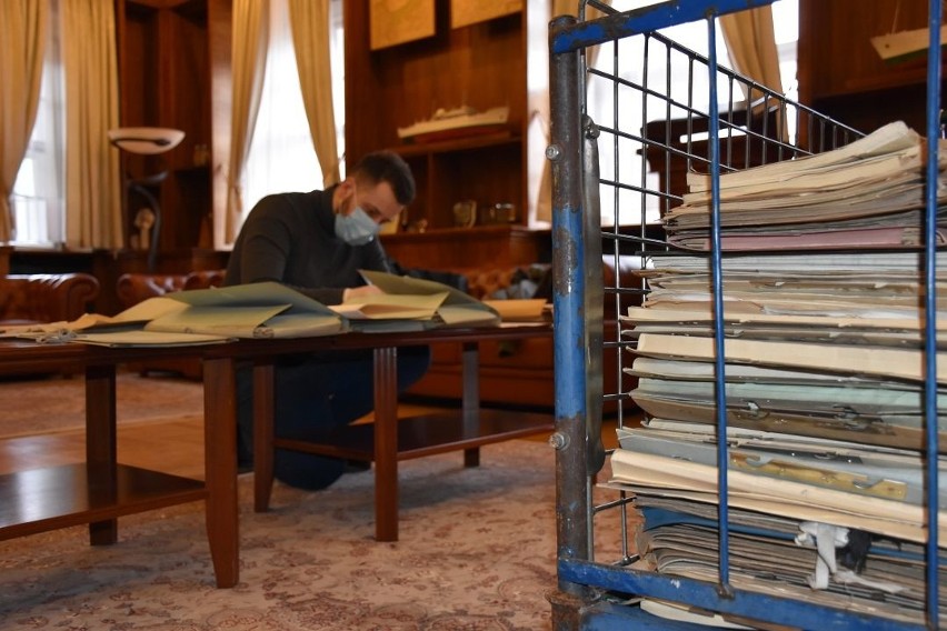 Pracownicy Archiwum Państwowego w Szczecinie sprawdzają dokumenty odkryte w magistracie         