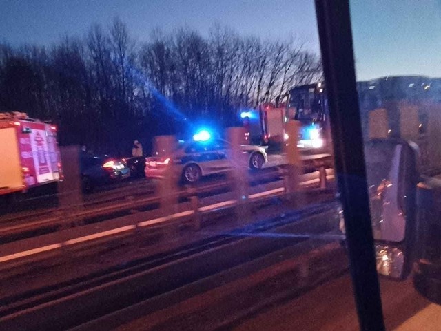 Jak podaje rzecznik prasowy klubu, do wypadku doszło tuż przed bramkami, na trasie do Katowic. - Autobus z piłkarzami wytracał prędkość.