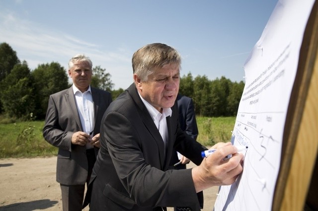 Krzysztof Jurgiel  i jego najbliższy współpracownik Jan Dobrzyński podczas inauguracji  kampanii zbierania podpisów pod petycją do europarlamentu.  Od prawie dwudziestu lat  są twarzami środowiska najbardziej w Polsce wiernemu i posłusznemu Jarosławowi Kaczyńskiemu.