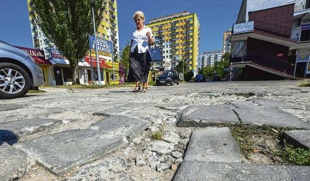 Przy „Hermesie” na Kapuściskach piesi niemal łamią nogi...