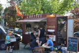 Food trucki zaparkowały pod amfiteatrem w Opolu i będą tu do niedzieli. Trwa Food Fest w Opolu 